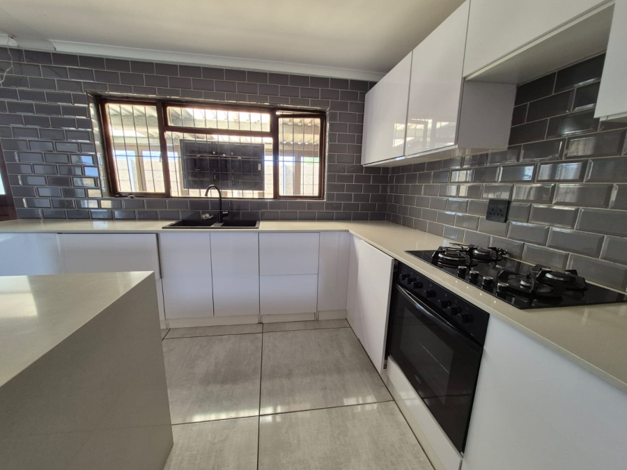 To Let 3 Bedroom Property for Rent in Somerset Park Western Cape